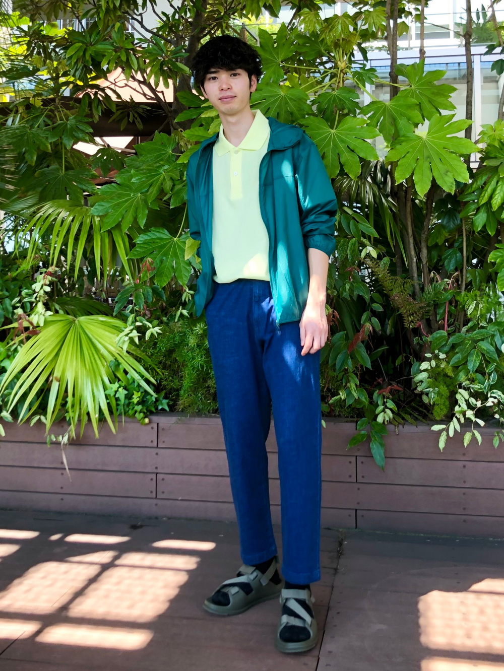 「スウェットプルパーカ（長袖）、オックスフォードストライプシャツ（長袖）」の着用コーディネート ユニクロ