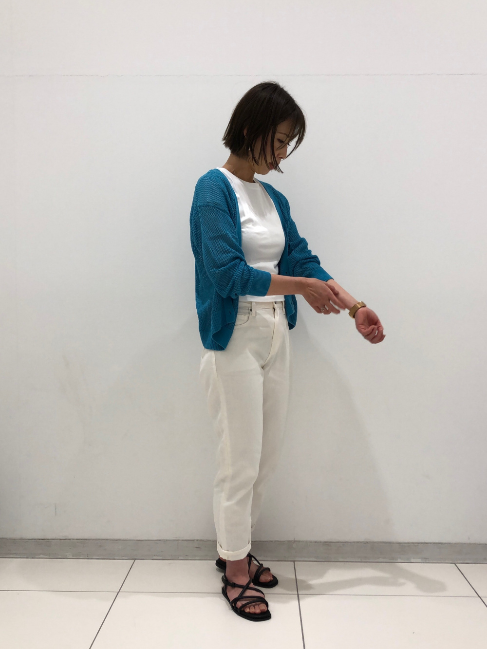 ボーイフレンドテーパードジーンズ（アンクル丈・丈標準66cm）」の着用