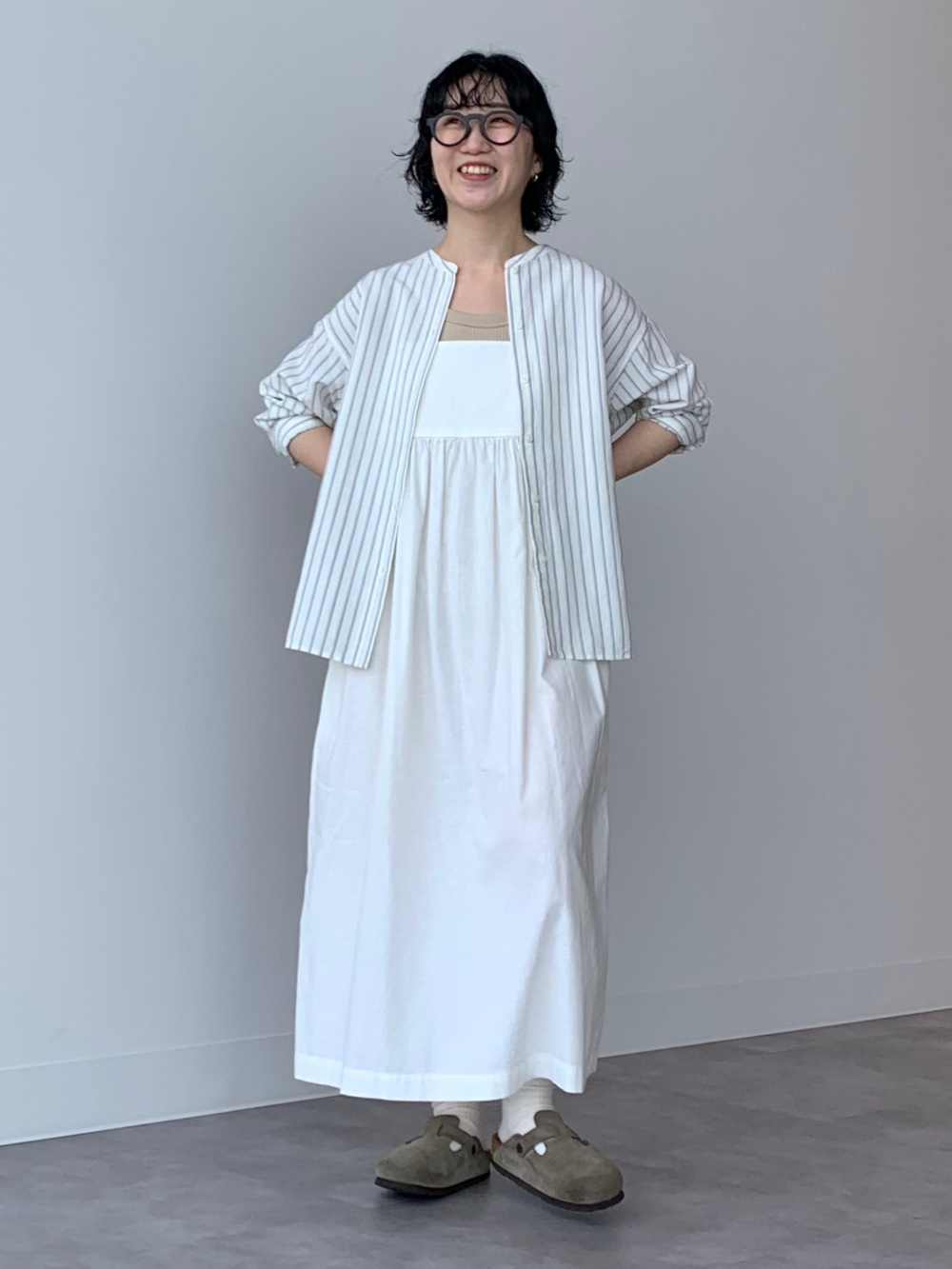 リネンブレンドストライプバンドカラーシャツ（7分袖）」の着用