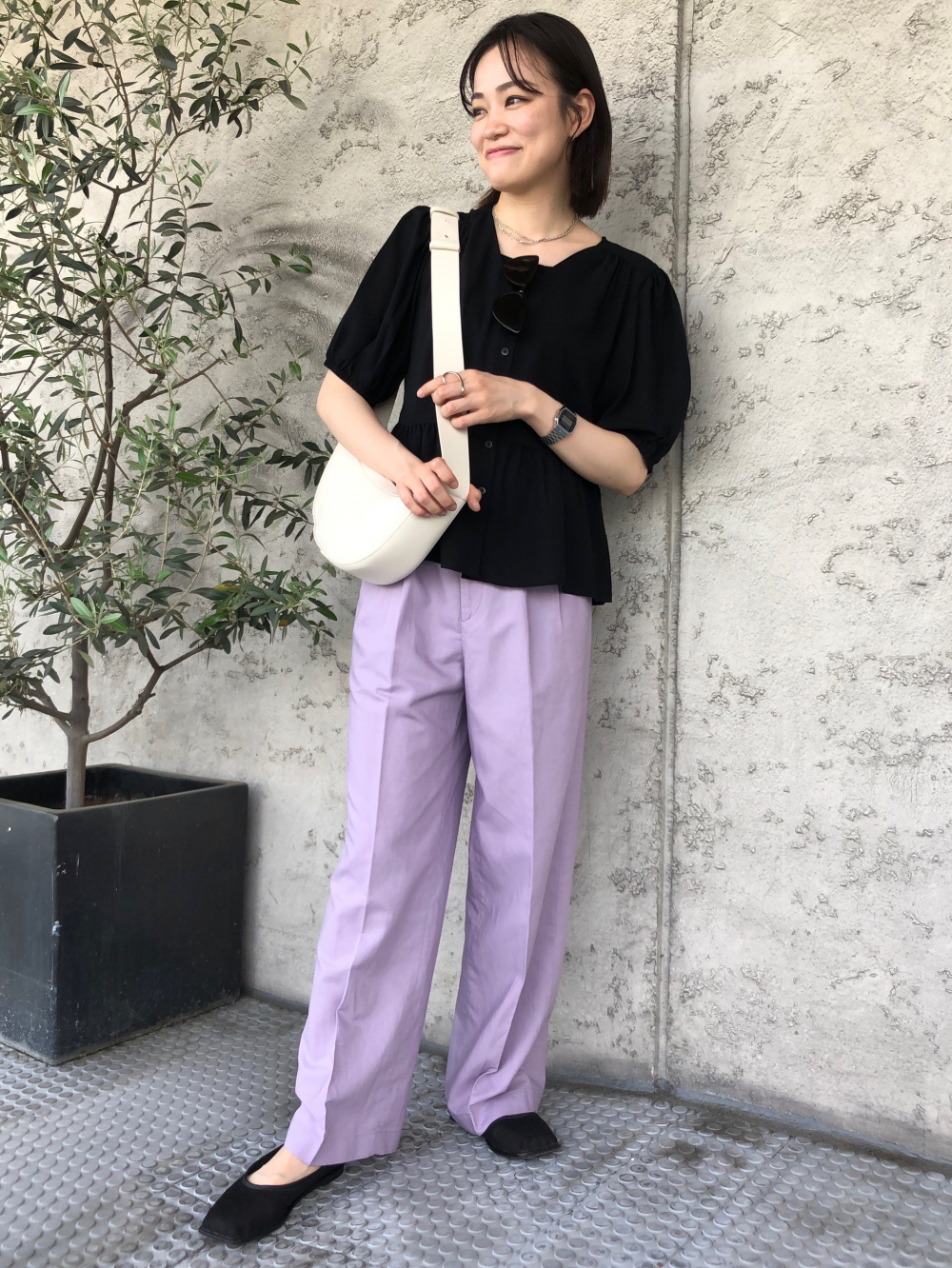 レーヨンローンVネックブラウス(半袖)、リネンブレンドタックワイドパンツ(丈標準67~69cm)セットアップ可能」の着用コーディネート| ユニクロ ユニクロ レーヨンローンVネックブラウス(半袖)