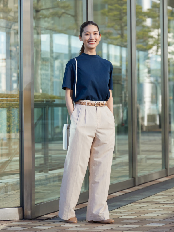 リネンブレンドタックワイドパンツ（丈長め74cm）（レディース）の着用
