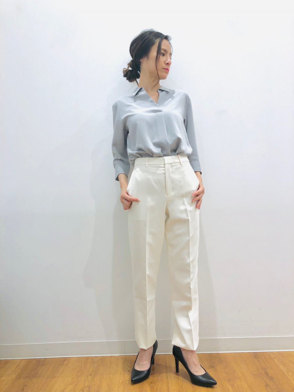 感動ジャケット、レーヨンピンタックブラウス（長袖）」の着用