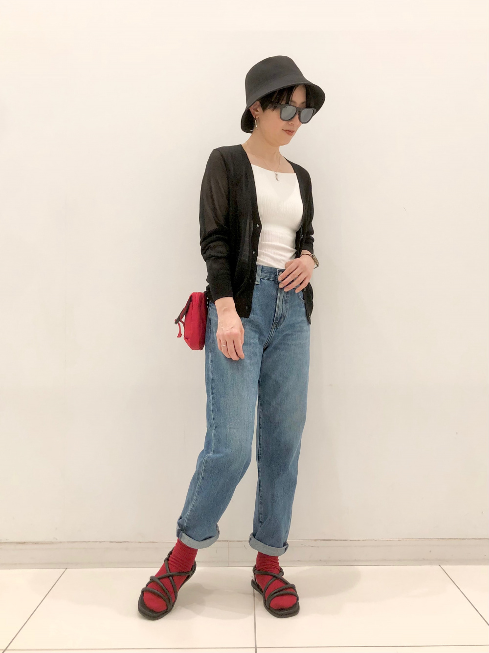 ボーイフレンドテーパードジーンズ（アンクル丈・丈標準66cm）」の着用