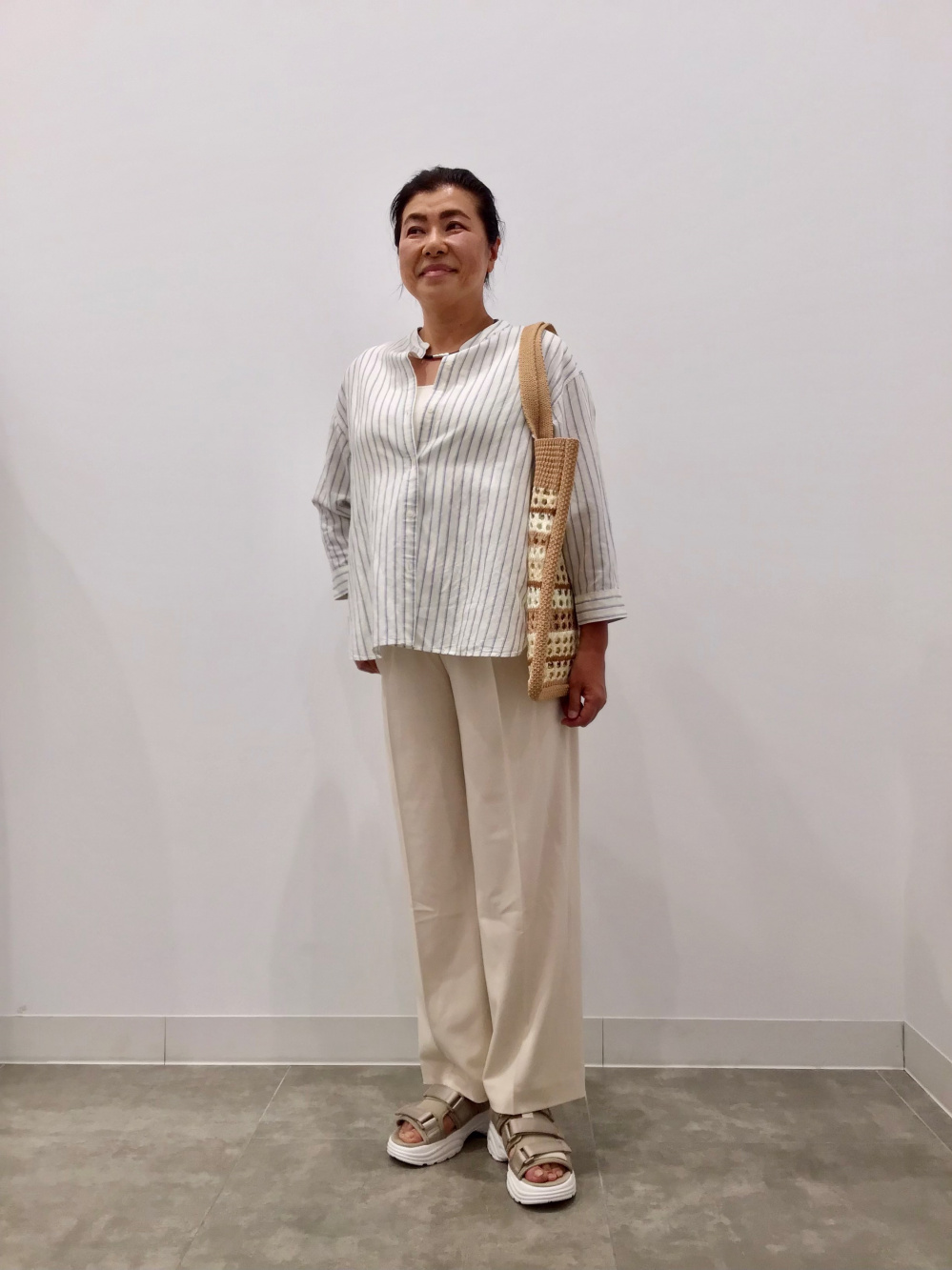 リネンブレンドストライプバンドカラーシャツ（7分袖）」の着用