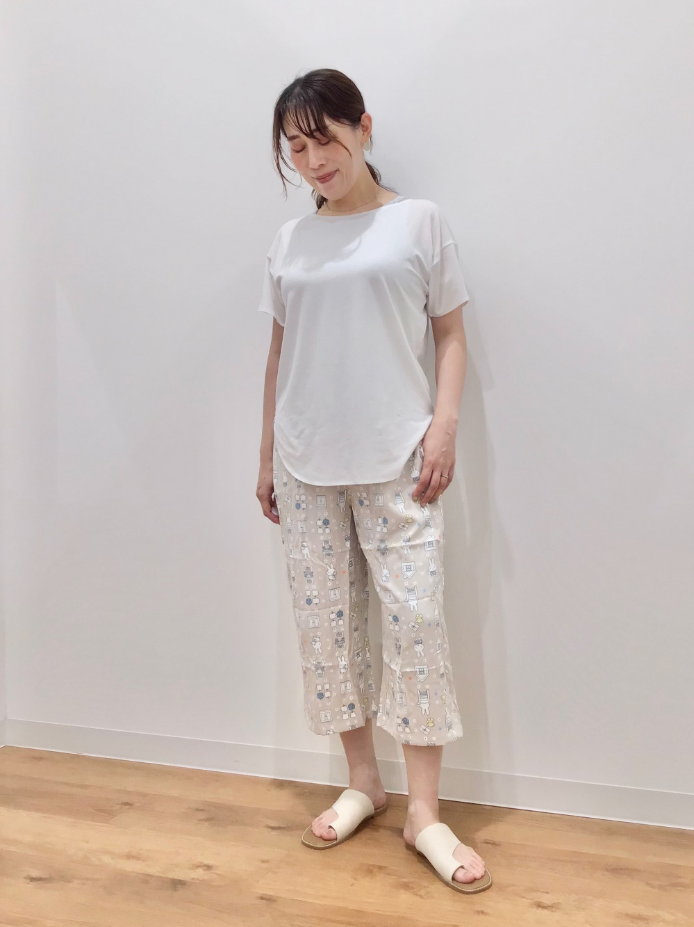エアリズムシームレスボートネックロングT（半袖）」の着用