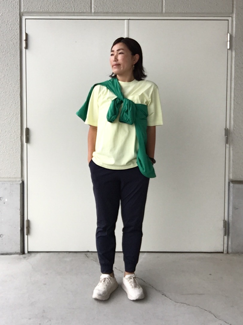 オーバーサイズポケツキTシャツ/5分袖、ダブルジャケット」の着用