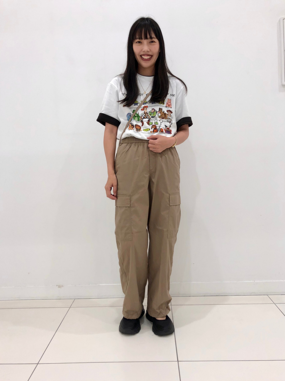 C6049 Tシャツ×パンツコーデ 60代】黒Tシャツ グレーパンツ メンズ コーデ 60代 50代 男性