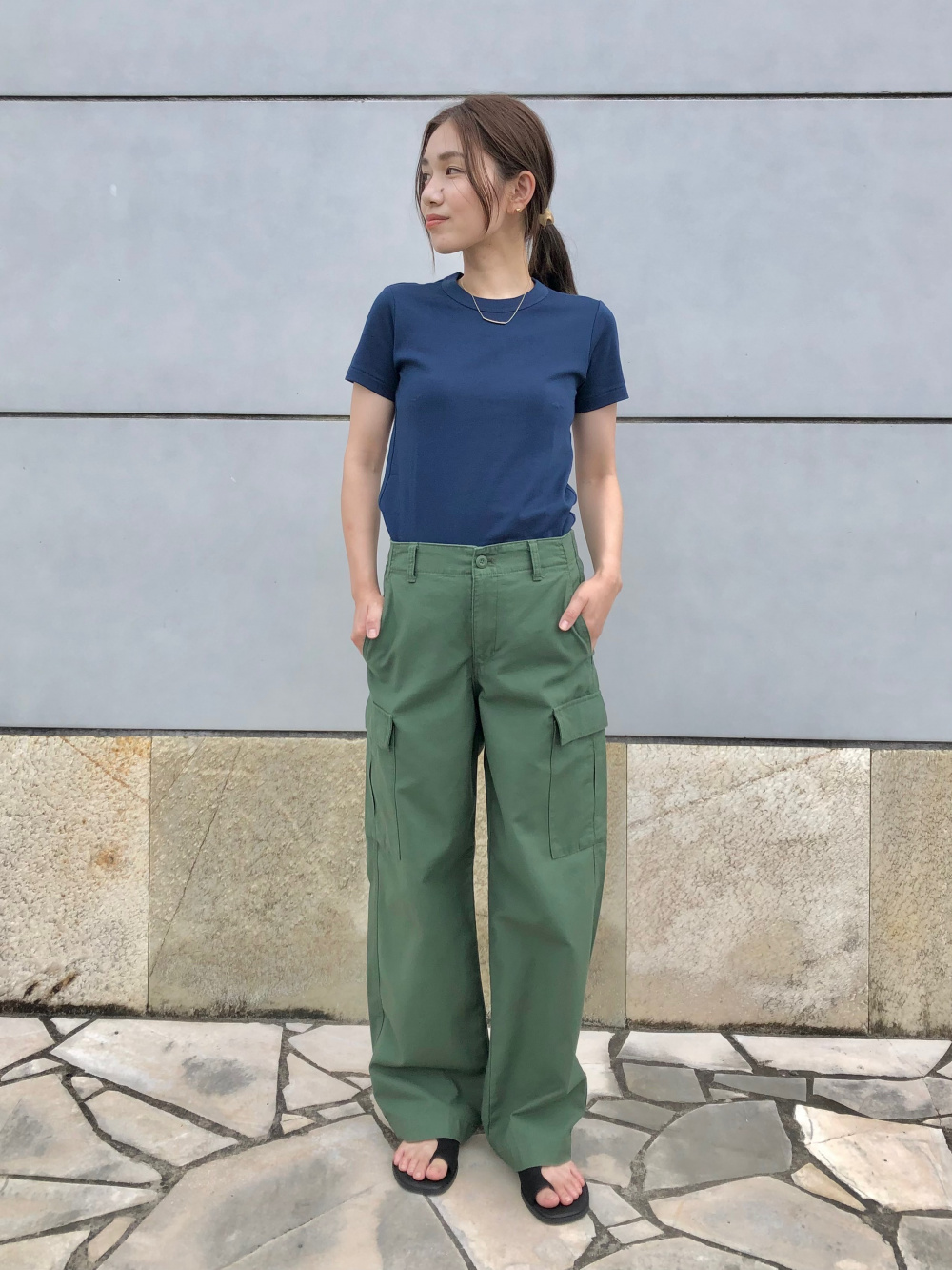 ユニクロ　UNIQLO ワイドストレートカーゴパンツ（丈標準72cm）