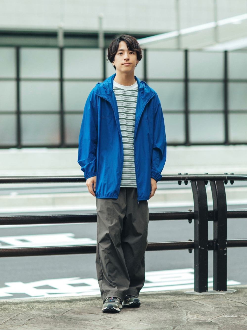 UNIQLO ポケッタブルUVカットパーカ ネイビー Lサイズ ユニクロ公式 | ポケッタブルUVカットパーカ(レディース)