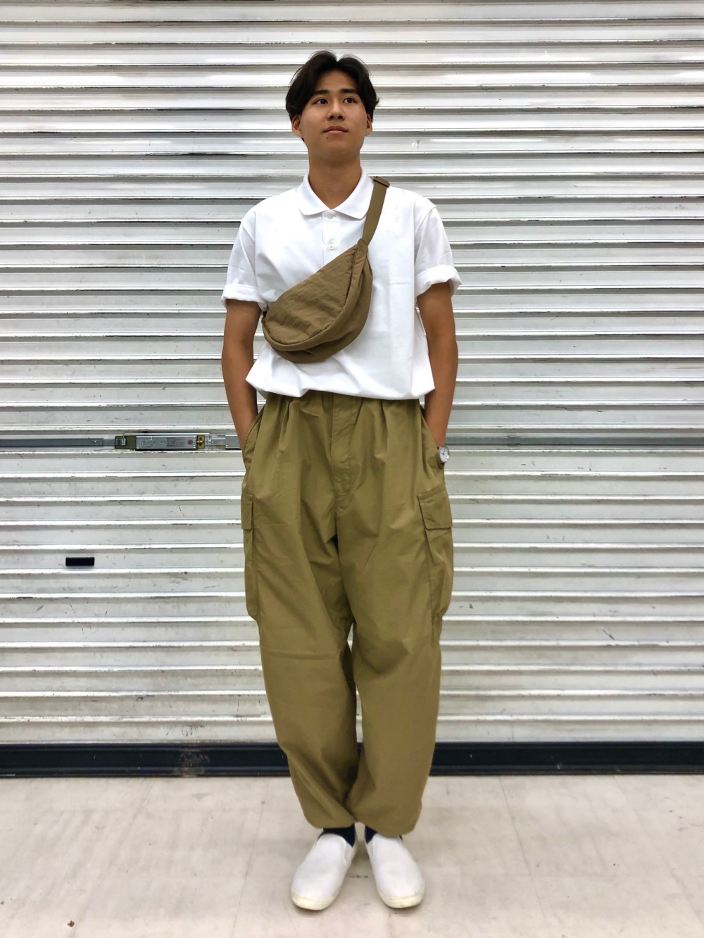 ベージュ カーゴパンツ ワイドフィット