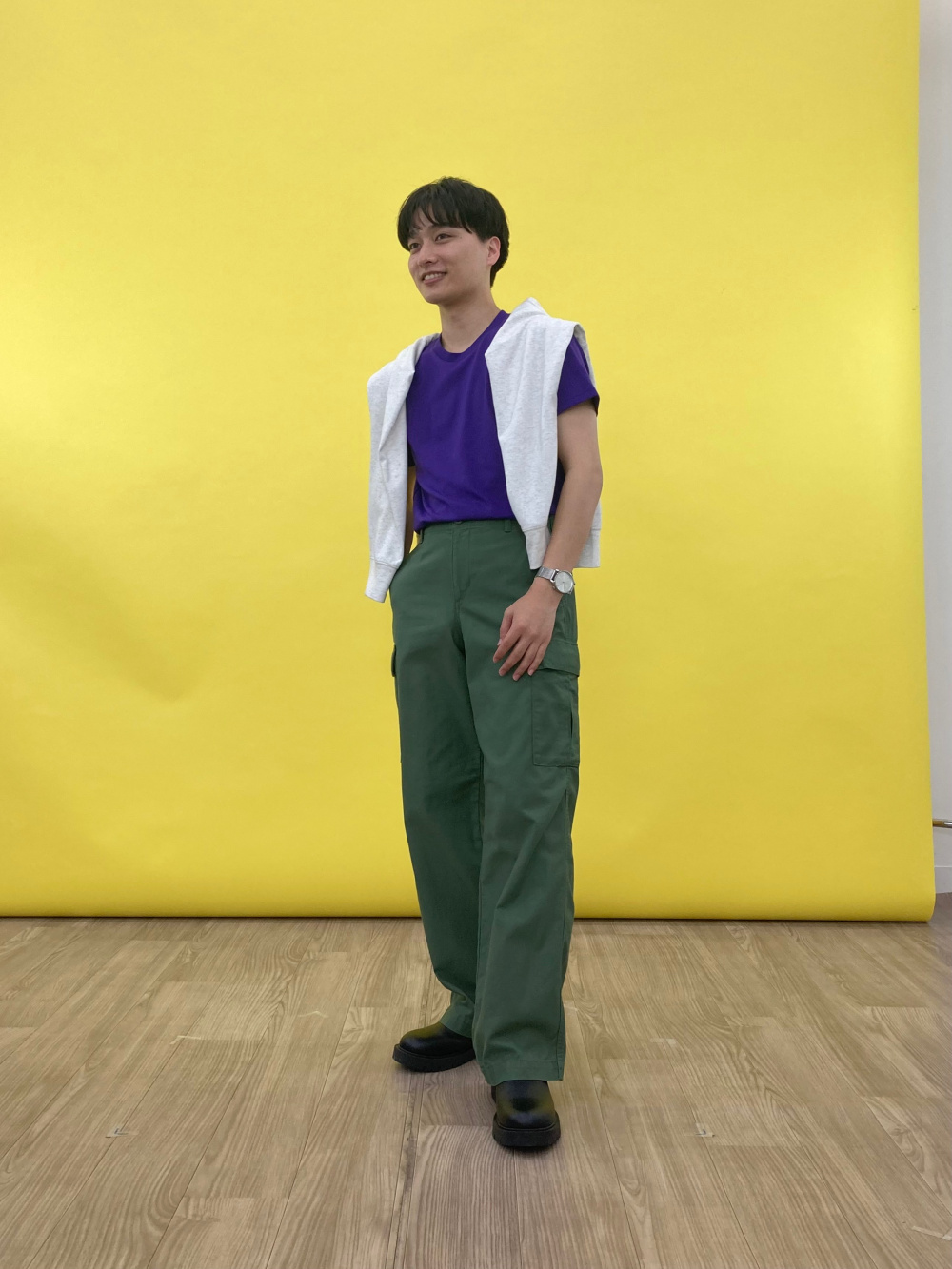 オーバーサイズVネックベスト、ワイドストレートカーゴパンツ