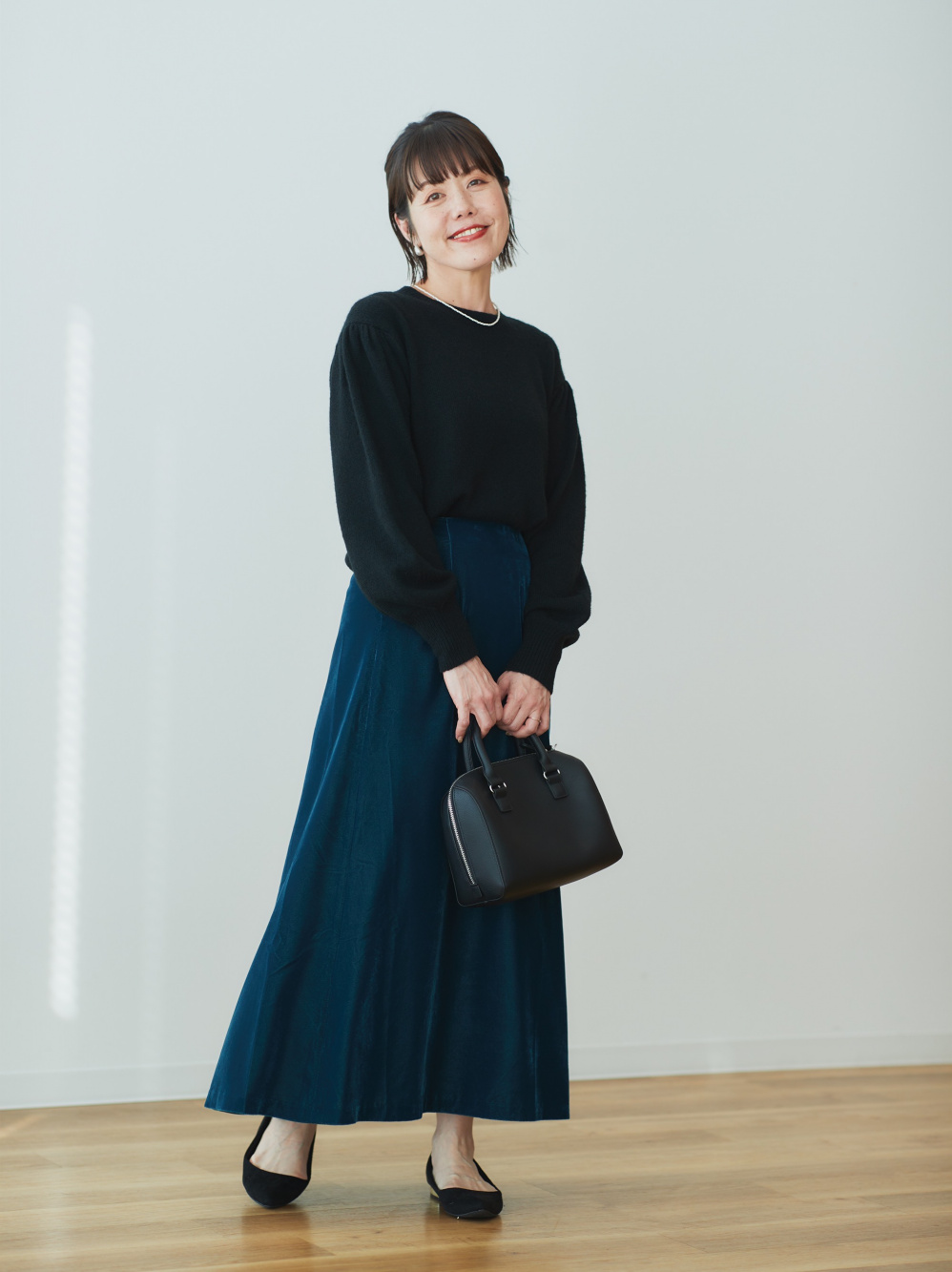 クルーネックパフスリーブセーター（長袖）、ベルベットロングスカート