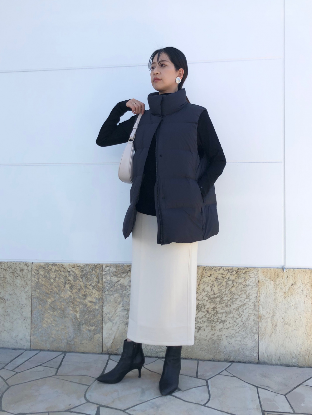 「パウダーソフトダウンベスト（NANODESIGN）、KIDS カウズ スウェットシャツ（長袖）」の着用コーディネート ユニクロ公式