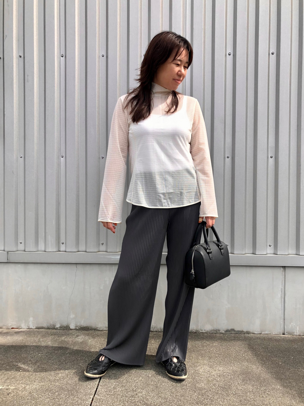 プリーツストレートパンツ（丈標準62.5～64.5cm）」の着用 