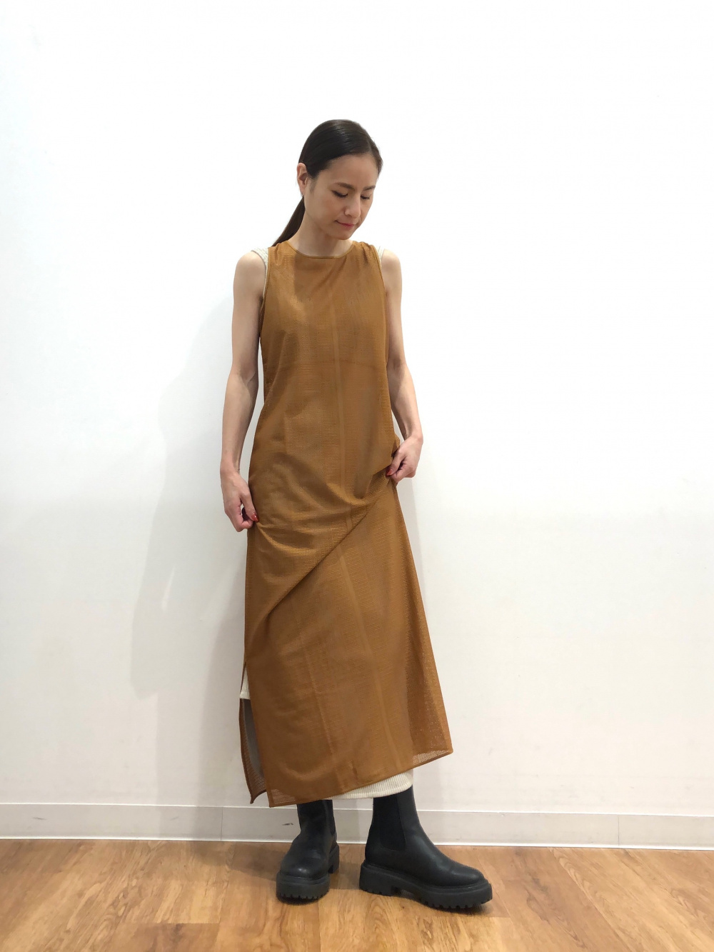 メッシュマキシワンピース（ノースリーブ）」の着用