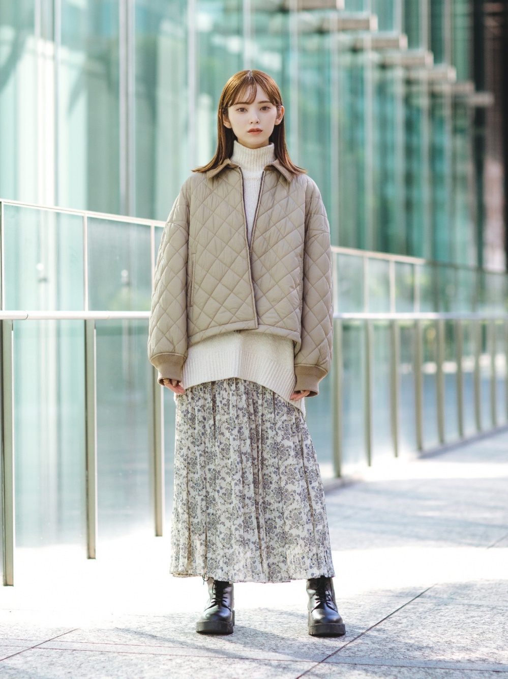 オーバーサイズジャケット、ソフトニットハイネックセーター（長袖