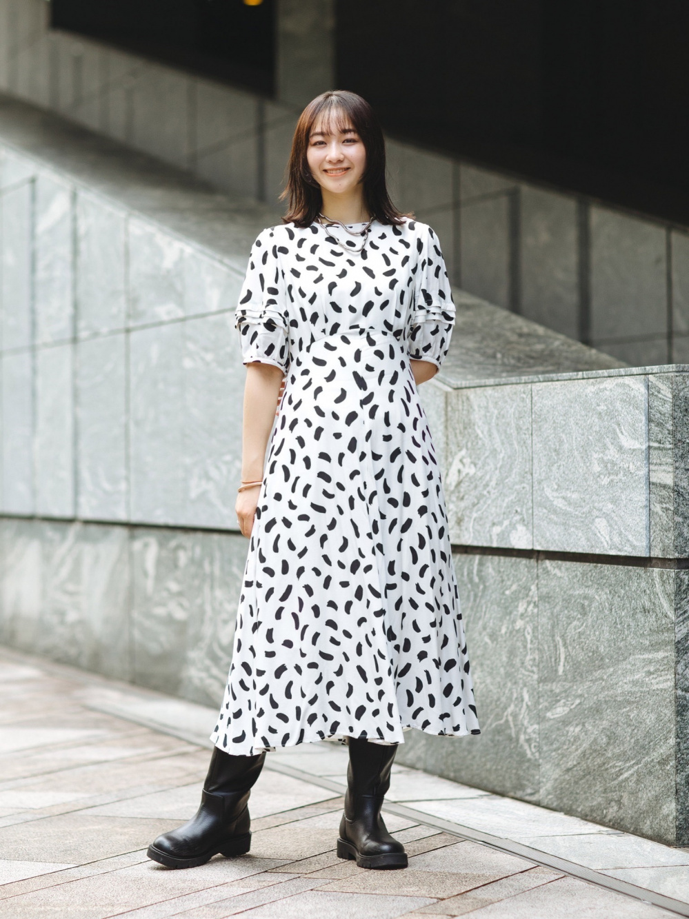 センソユニコ　オレンジ・黒・白のパターン長袖ワンピース ポンチフレアワンピース（長袖・丈短め・104.5～115cm）、コンフィール