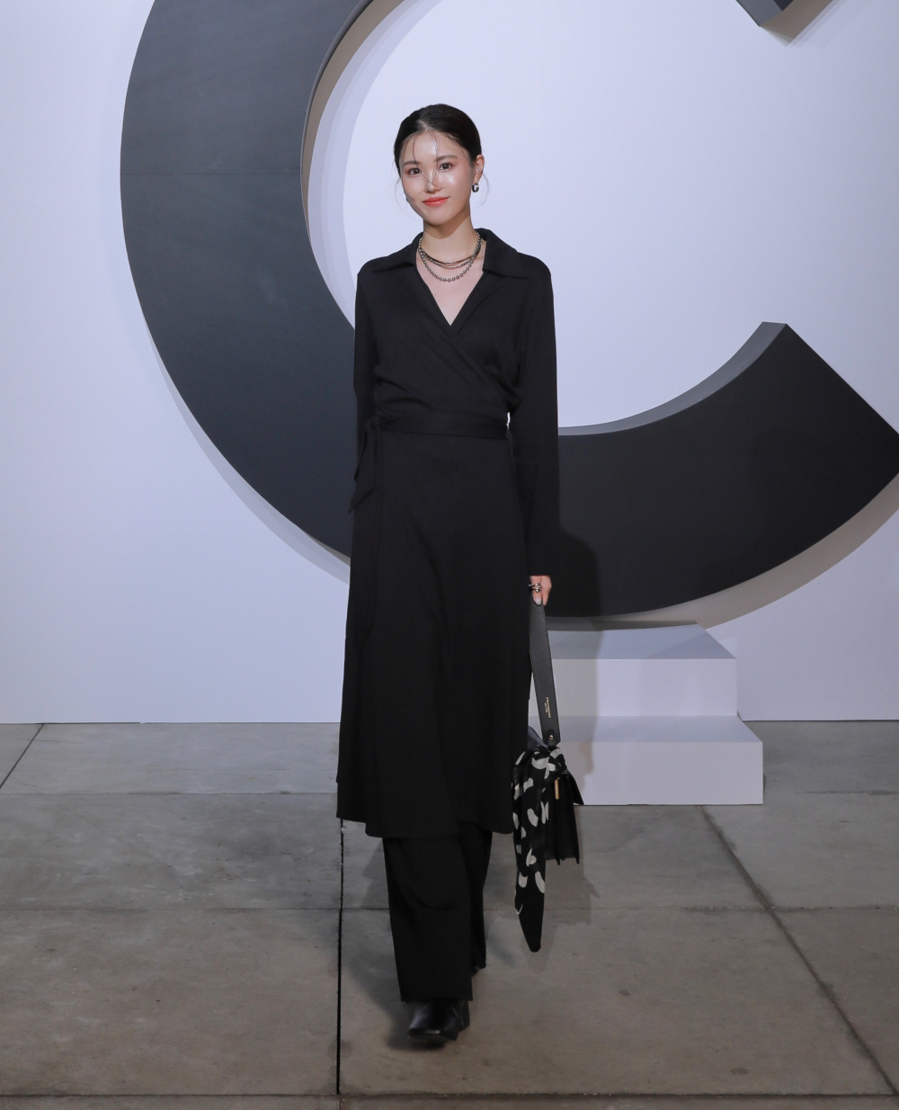 Youji Yamamoto 黒の長袖変型Vネックラップワンピース ラップワンピース（長袖）、プリーツストレートパンツ（丈長め69.5cm