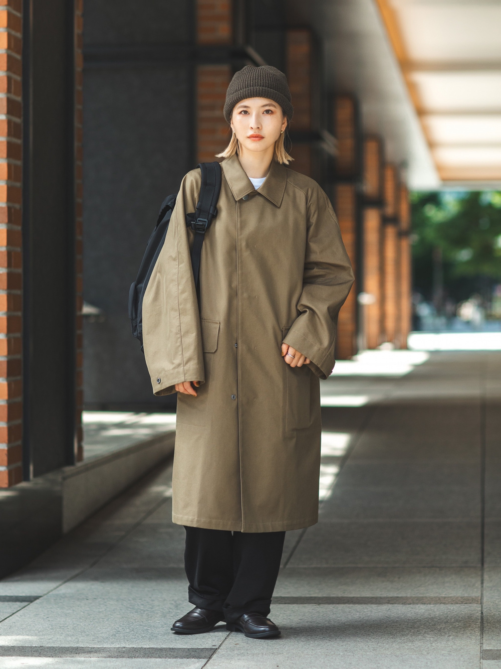 パデッドステンカラーコート、チノパンツ」の着用コーディネート