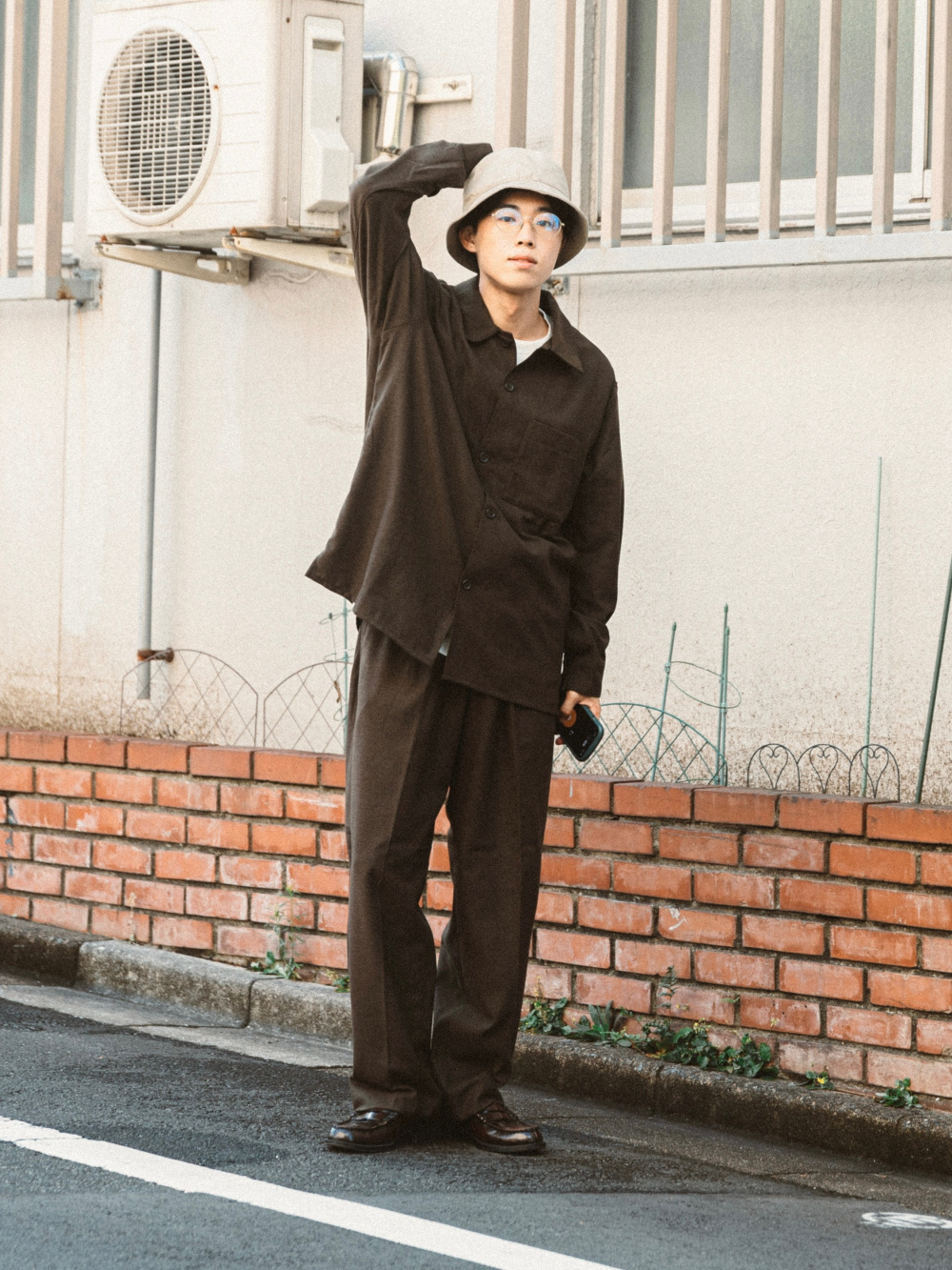 ブラッシュドツイルオーバーシャツ（長袖）、タックワイドパンツ 