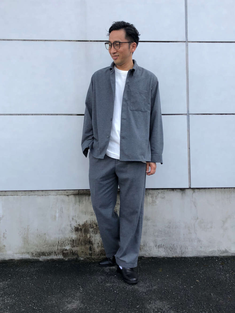 ブラッシュドツイルオーバーシャツ（長袖）、タックワイドパンツ 