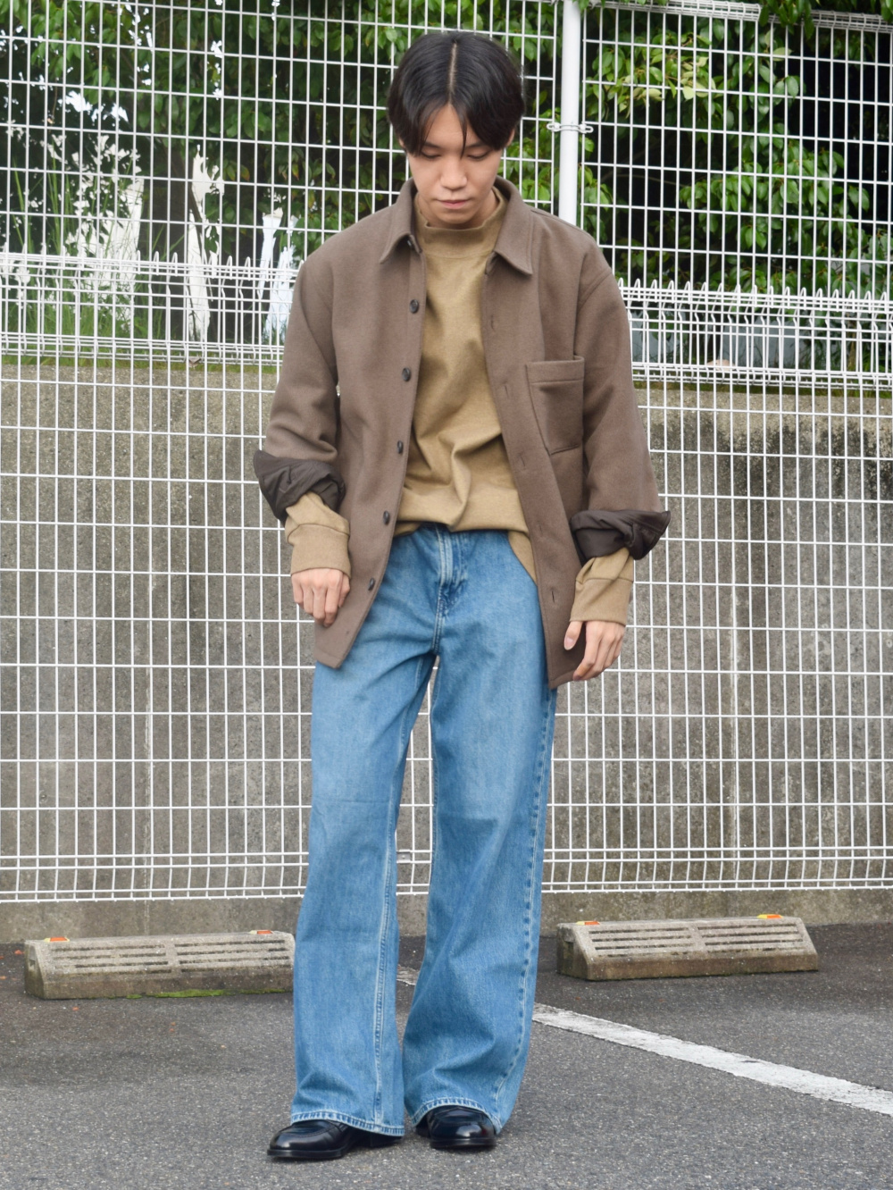 デニムシャツ（長袖）、バギージーンズ（丈標準76cm）」の着用