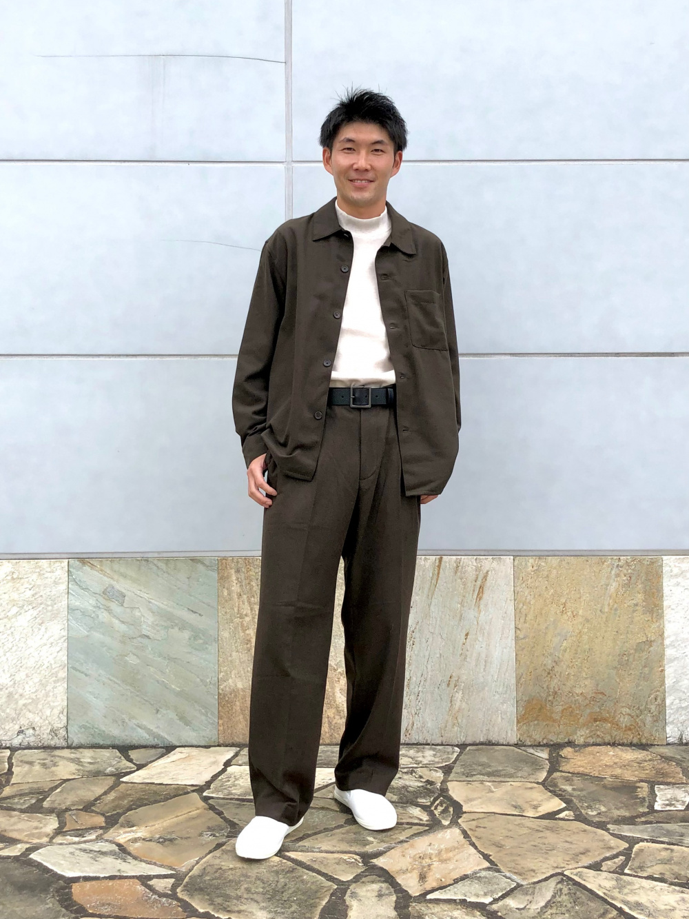 ブラッシュドツイルオーバーシャツ（長袖）、タックワイドパンツ 