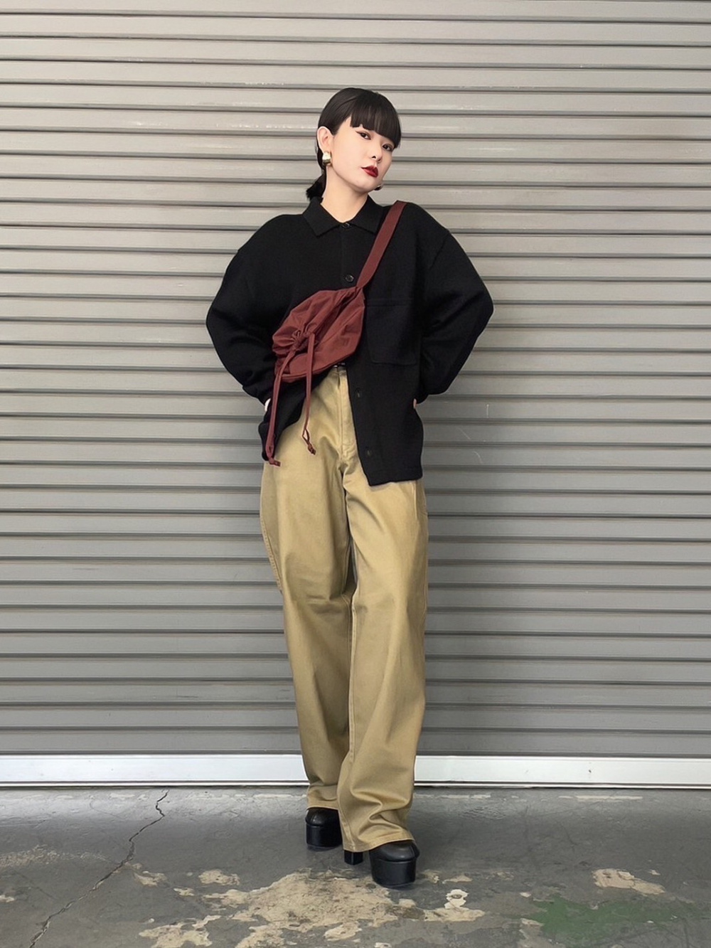 ニットオーバーシャツジャケット（長袖）、チノパンツ」の着用