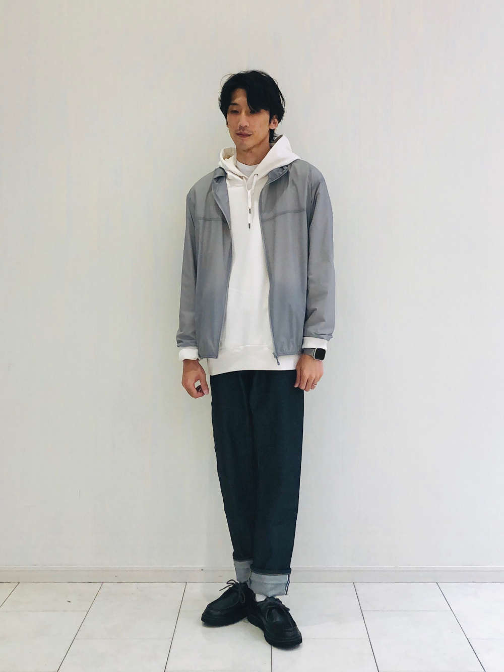 コーデ売り　2点セット　シンプルコーデ　UNIQLO クルーネックTシャツ、感動ジャケット セットアップ可能」の着用