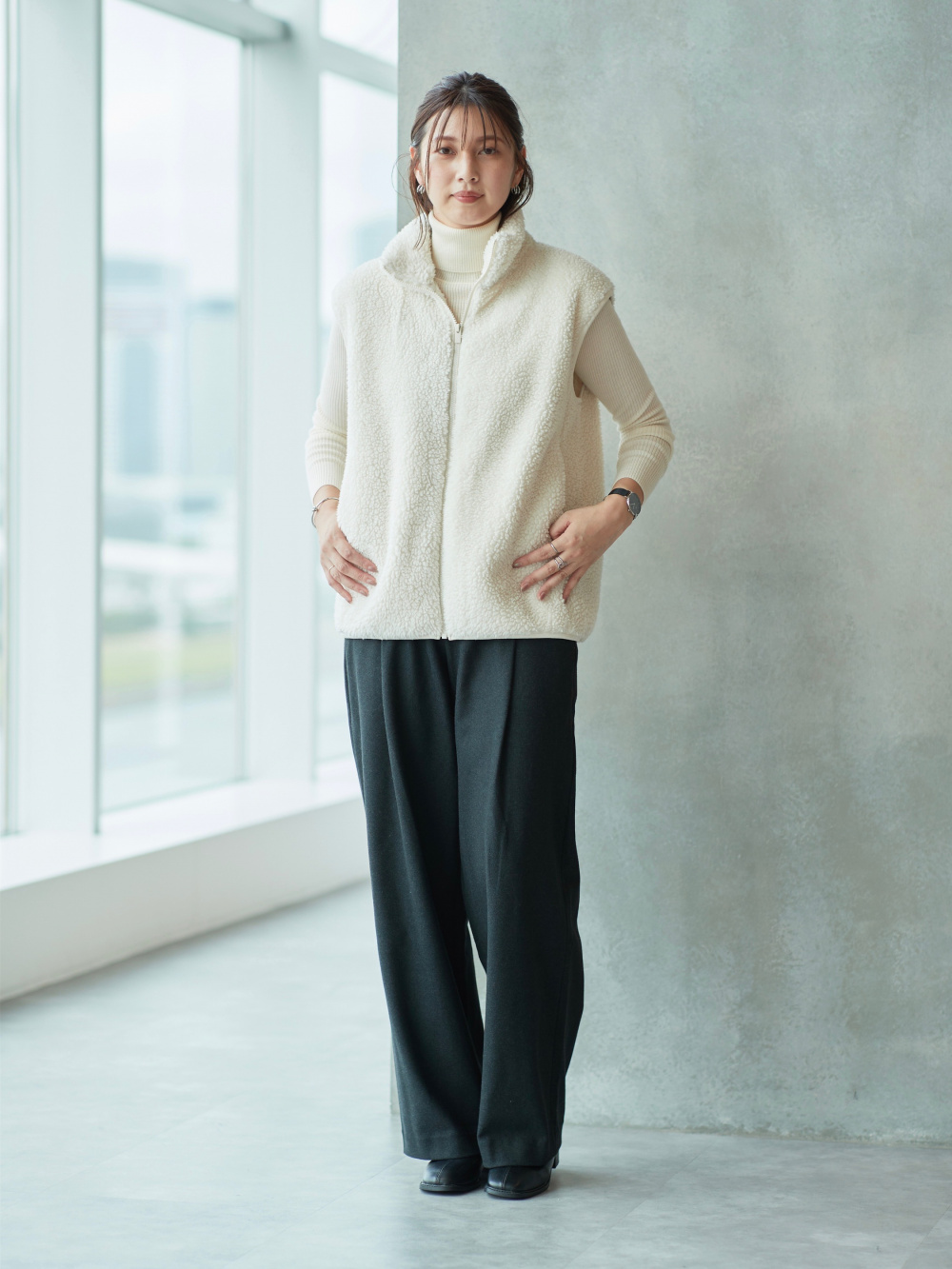 ブラッシュドジャージータックワイドパンツ（丈長め77cm）」の着用