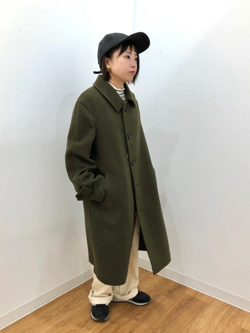 シングルブレストコート、リブハイネックT/ボーダー」の着用