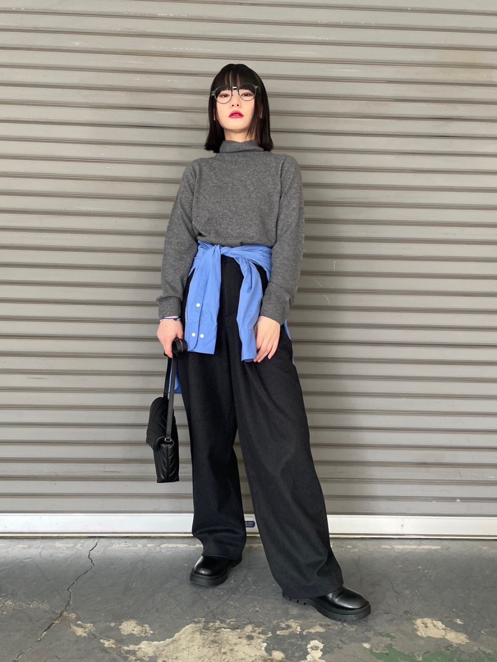 コットンシャツ（長袖）、3Dカシミヤタートルネックセーター」の着用