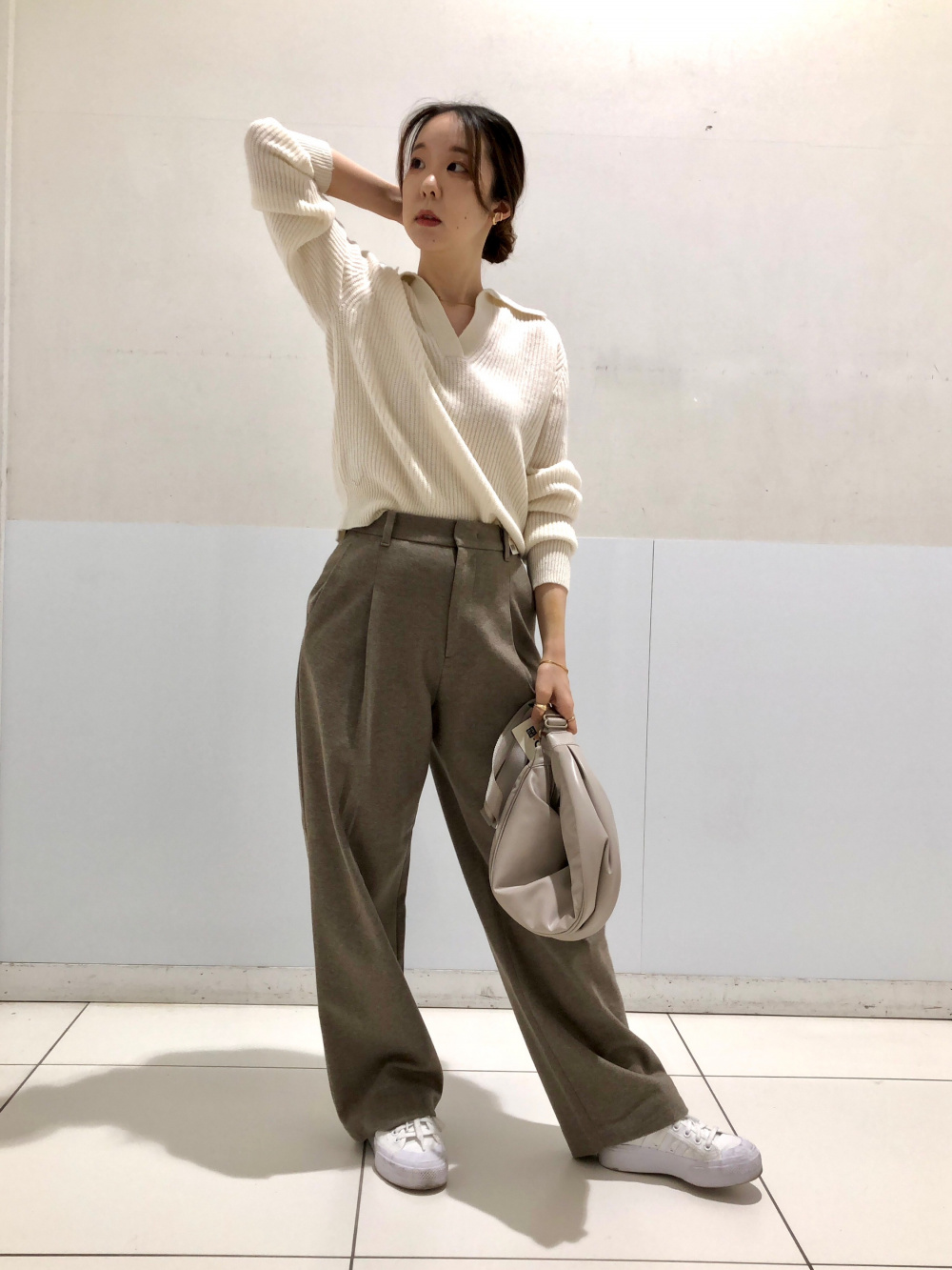 ☆新品タグ付☆ コトニエ／プレミアムラムポロセーター［3XL／オフホワイト プレミアムラムポロセーター（長袖）、ペグジーンズ」の着用