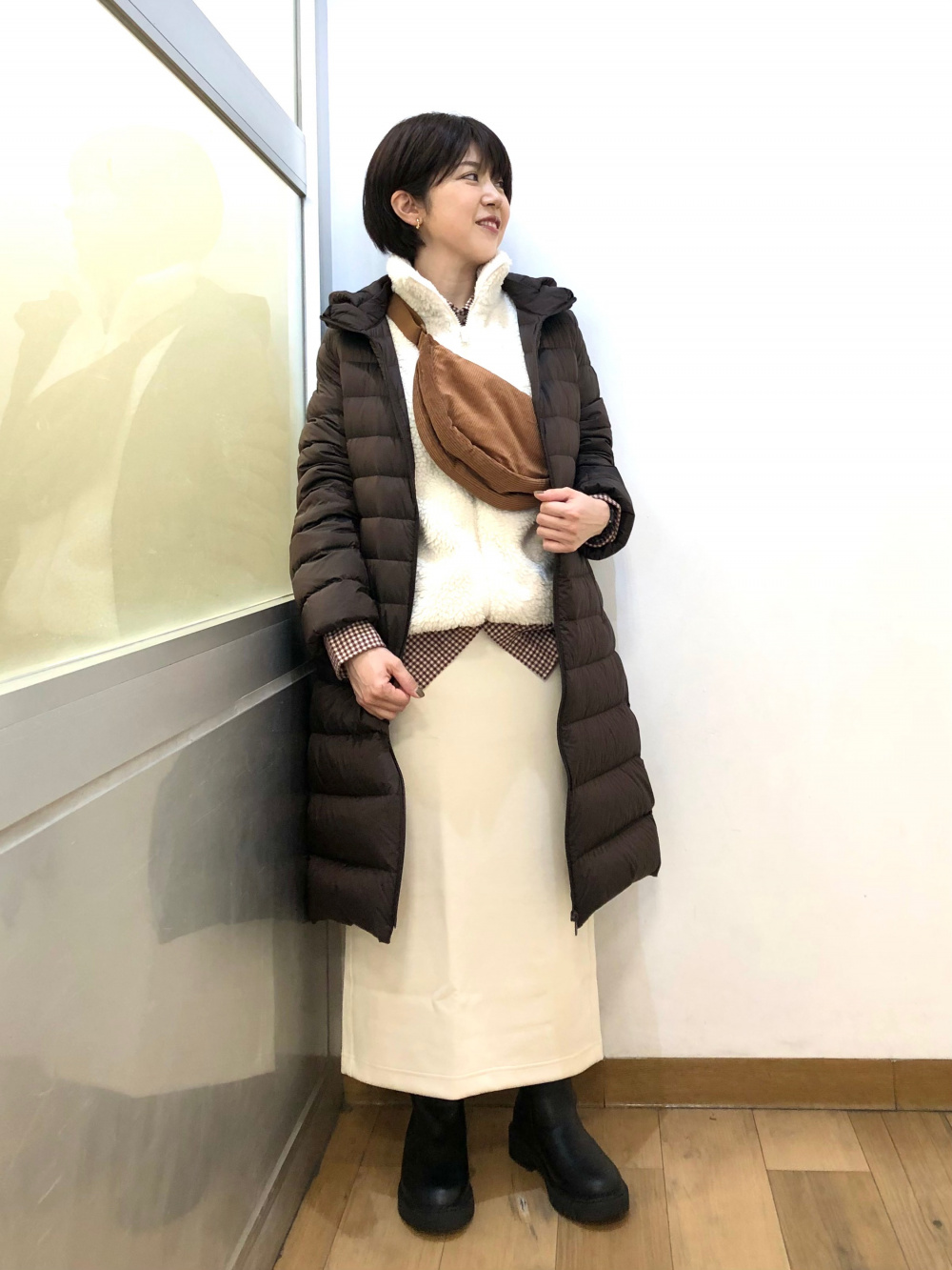 ウルトラライトダウンロングコート、ライトボアフリースベスト」の着用