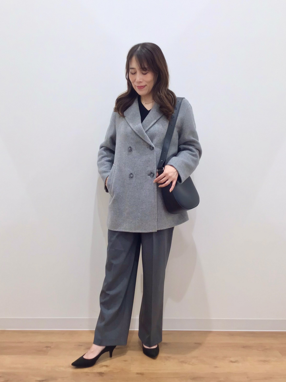 ダブルフェイスショートコート、メリノVネックセーター」の着用