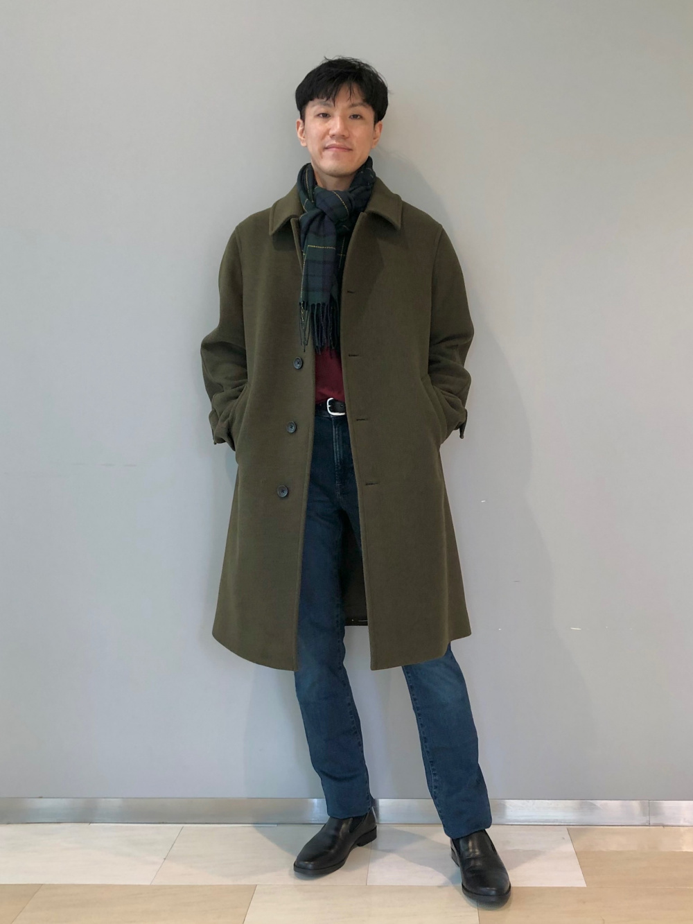 シングルブレストコート、カシミヤクルーネックセーター」の着用