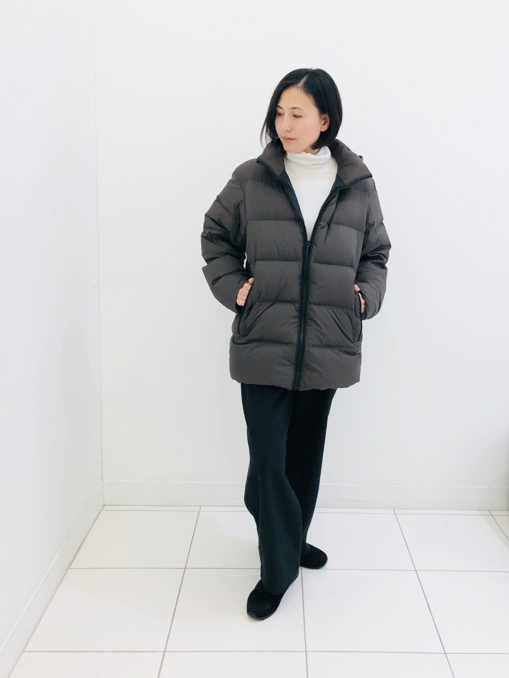 ブラッシュドジャージータックワイドパンツ（丈長め77cm）」の着用