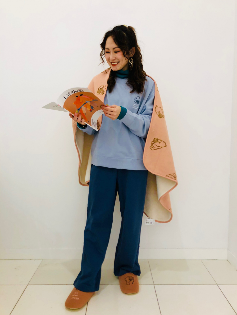 ユニクロから、プーさんのグラフィックで彩るラウンジ