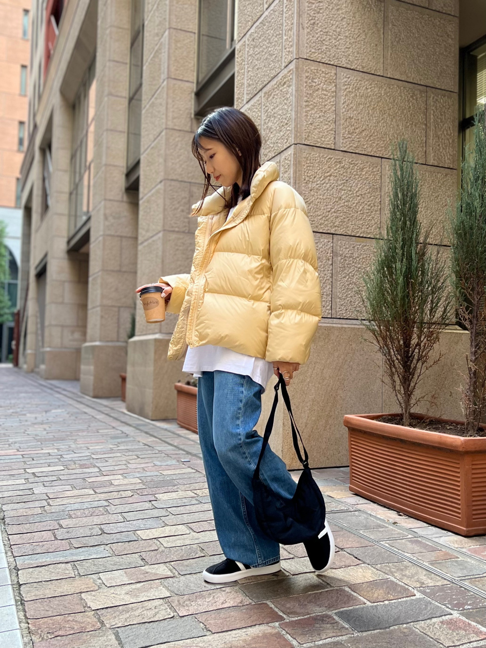 パウダーソフトダウンジャケット/NANODESIGN、バギージーンズ」の着用