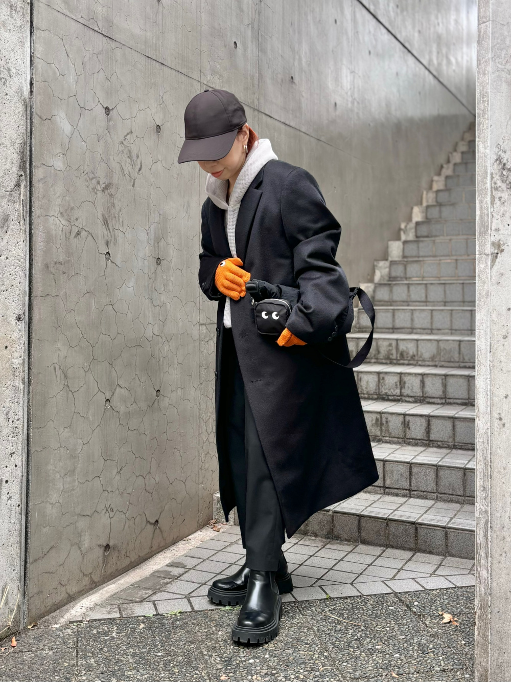 ウールカシミヤチェスターコート、スマートアンクルパンツ」の着用