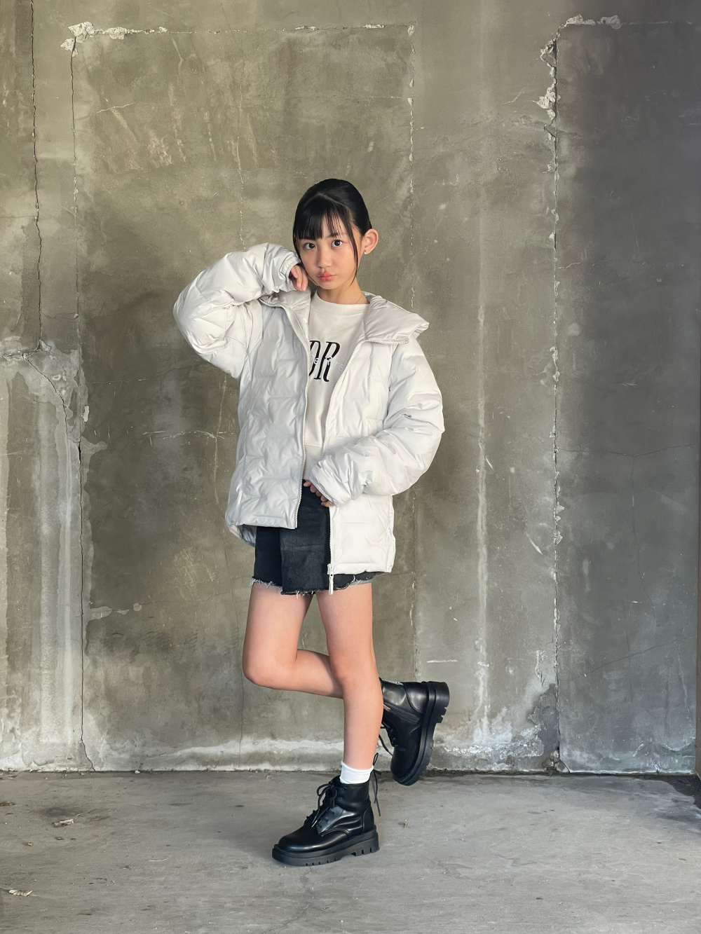 パフテックパーカ、ウルトラストレッチデニムワイドパンツ」の着用