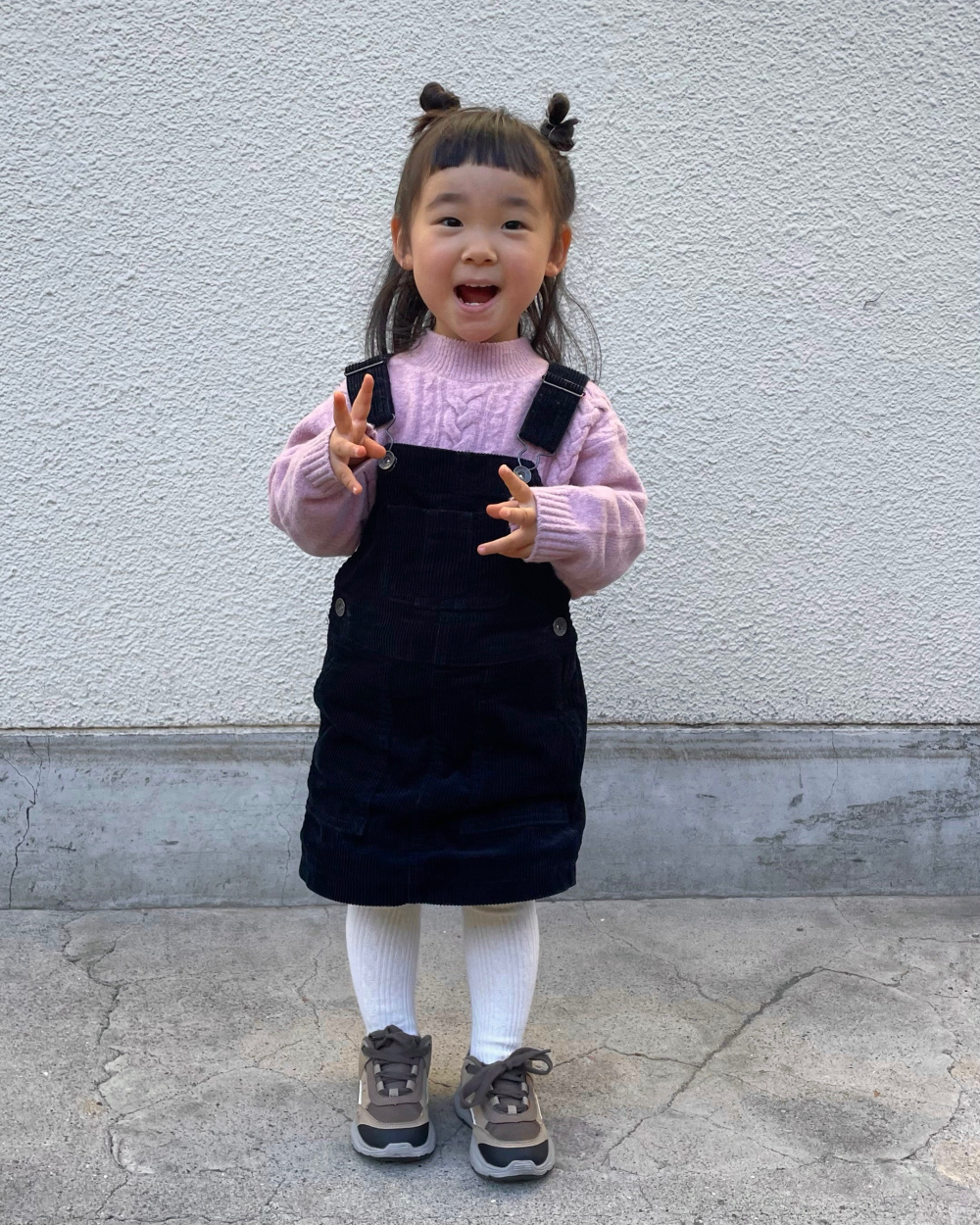 GIRLS スフレヤーンケーブルモックネックセーター（長袖）」の着用