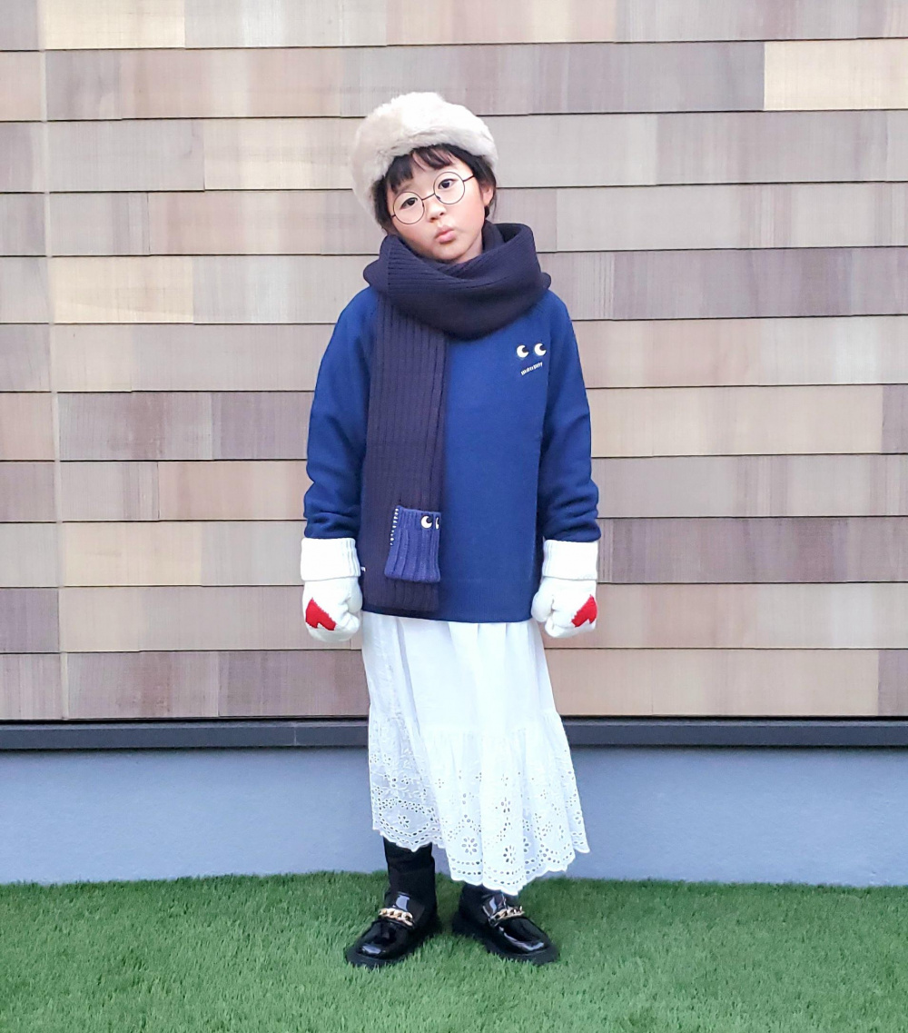 GIRLS デニムジャンパースカート、超極暖ヒートテックタイツ」の着用