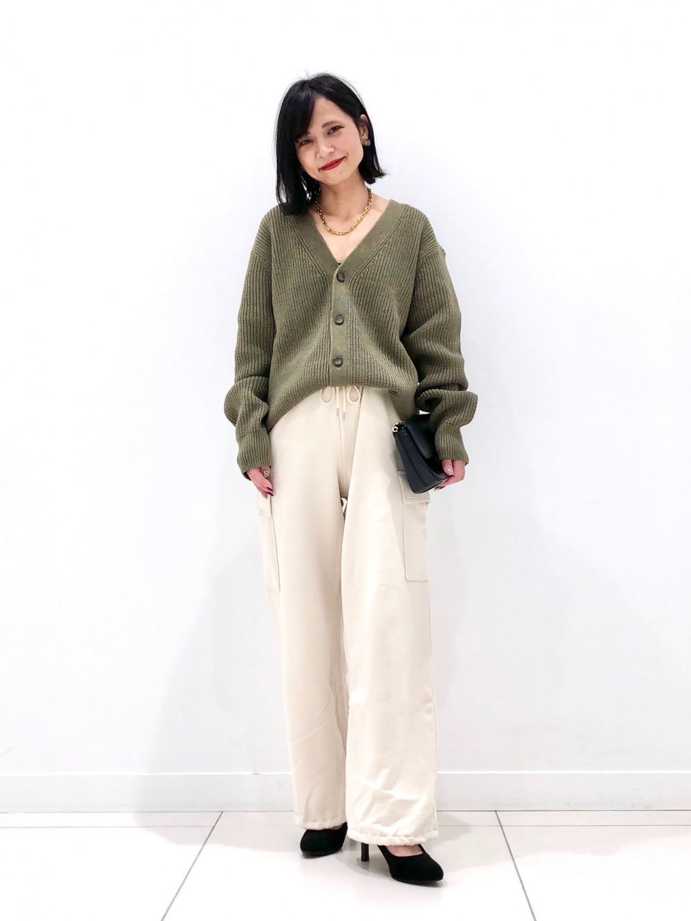 ミドルゲージVネックカーディガン、スウェットカーゴパンツ」の着用