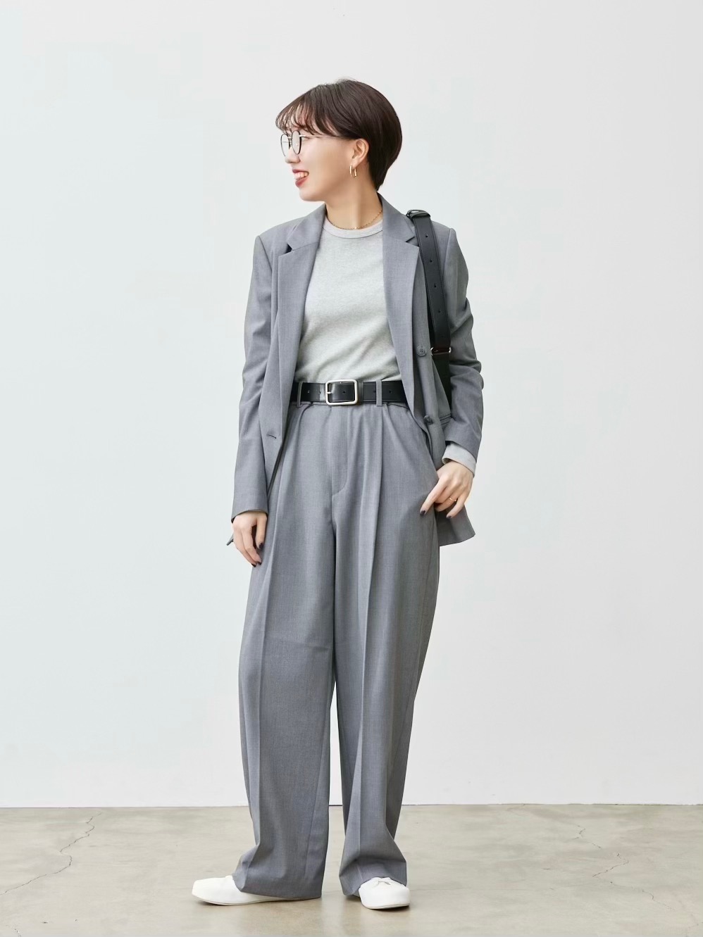 ダブルジャケット、タックワイドパンツ/丈長め」の着用