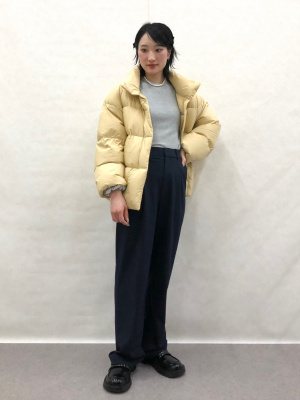 UNIQLO✨パウダーソフトダウンジャケット / NANODESIGN イエロー パウダーソフトダウンジャケット/NANODESIGN」の着用