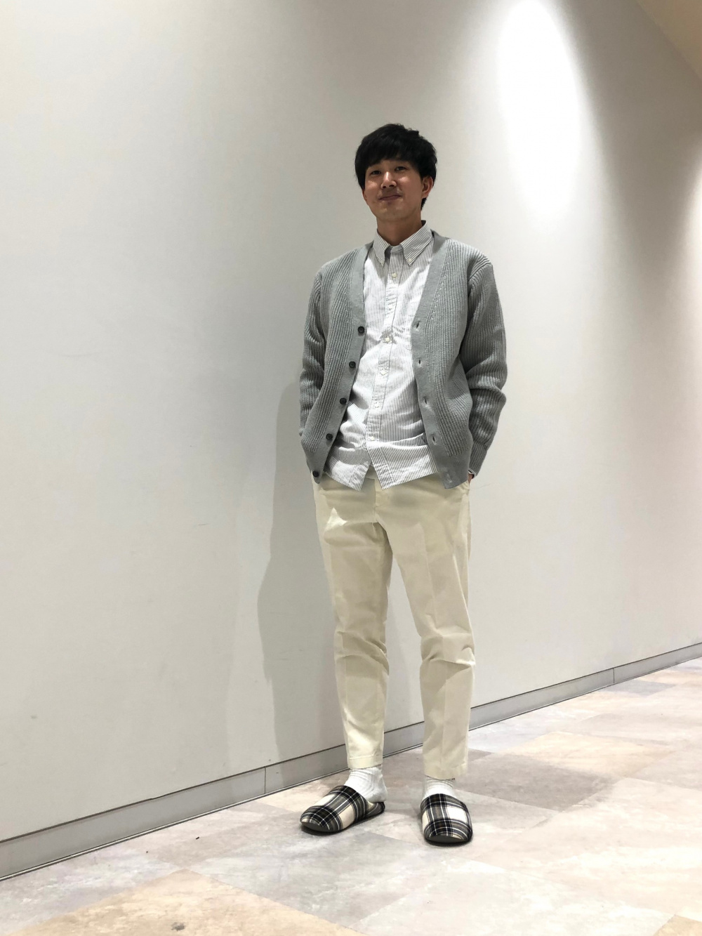 「コンフォート2Bジャケット（袖丈着丈標準）、エクストラファインメリノVネックセーター（長袖）」の着用コーディネート| ユニクロ公式