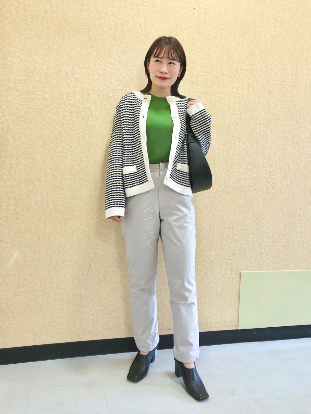 メリノクルーネックカーディガン、メリノクルーネックセーター」の着用