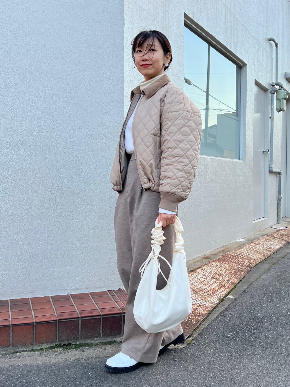 ブラッシュドジャージータックワイドパンツ（丈標準70～72cm）」の着用