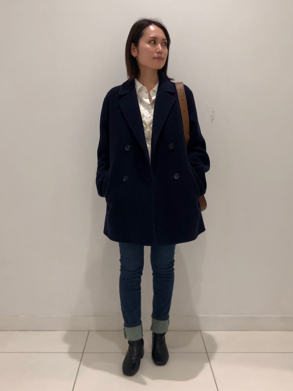 ダブルフェイスショートコート、メッシュハイネックT（長袖）」の着用